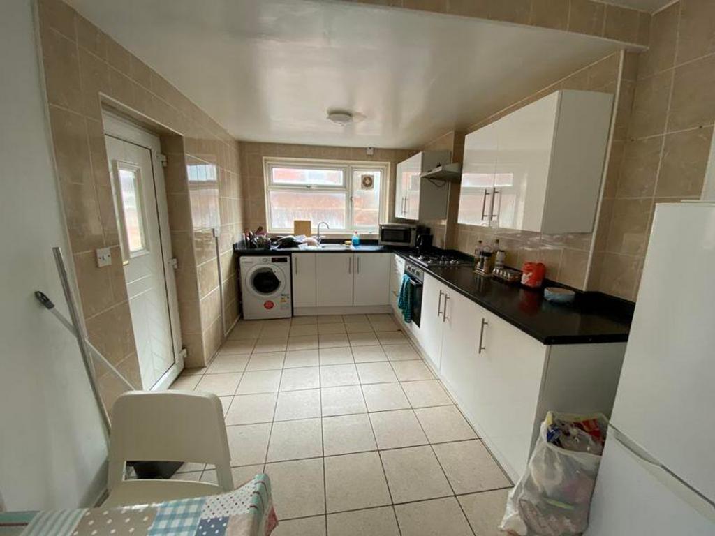 A bright and spacious kitchen with modern appli...