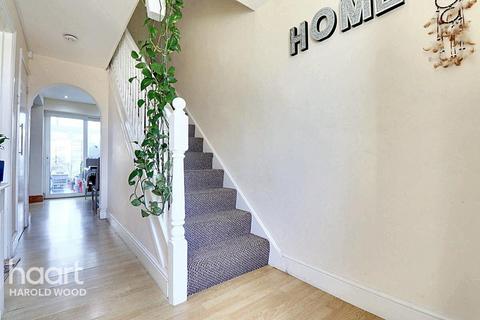18 Owlets Hall Close, Hornchurch, RM11 3TS