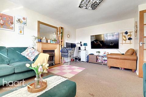 18 Owlets Hall Close, Hornchurch, RM11 3TS