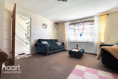 18 Owlets Hall Close, Hornchurch, RM11 3TS