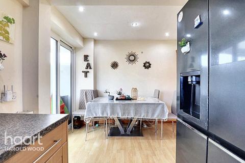 18 Owlets Hall Close, Hornchurch, RM11 3TS