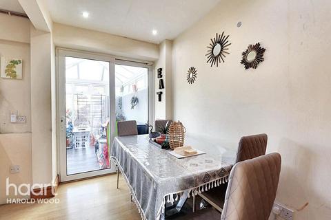 18 Owlets Hall Close, Hornchurch, RM11 3TS