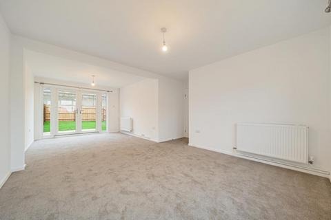 3 bedroom end of terrace house to rent, NORTON GROVE, Carterton OX18