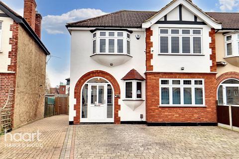 3 bedroom end of terrace house for sale, The Drive, Romford