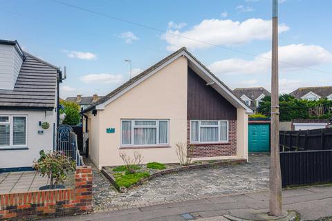 2 bedroom detached bungalow for sale, Moor Park Close, Leigh-on-sea, SS9