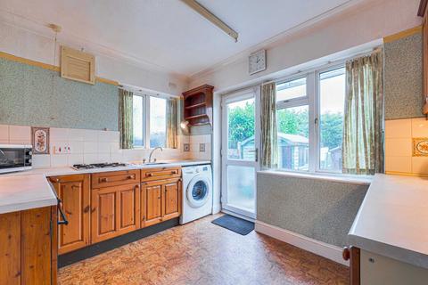 2 bedroom detached bungalow for sale, Moor Park Close, Leigh-on-sea, SS9