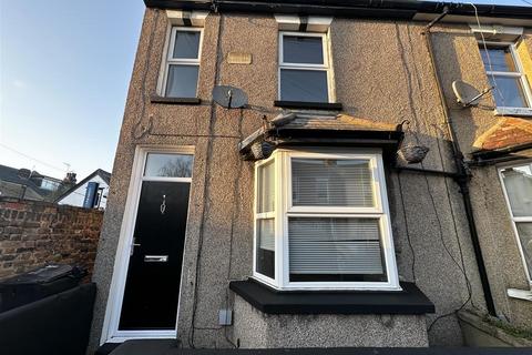 2 bedroom terraced house to rent, Coombe Road, Gravesend