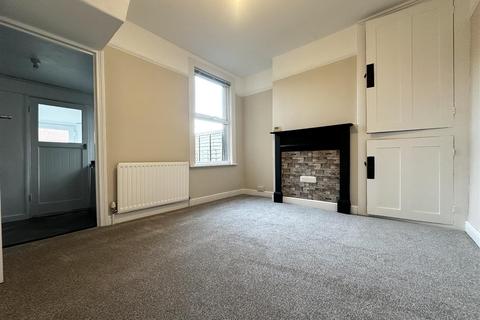 2 bedroom terraced house to rent, Coombe Road, Gravesend