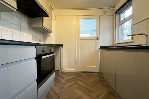 2 bedroom terraced house to rent, Coombe Road, Gravesend