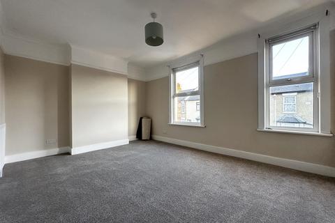 2 bedroom terraced house to rent, Coombe Road, Gravesend