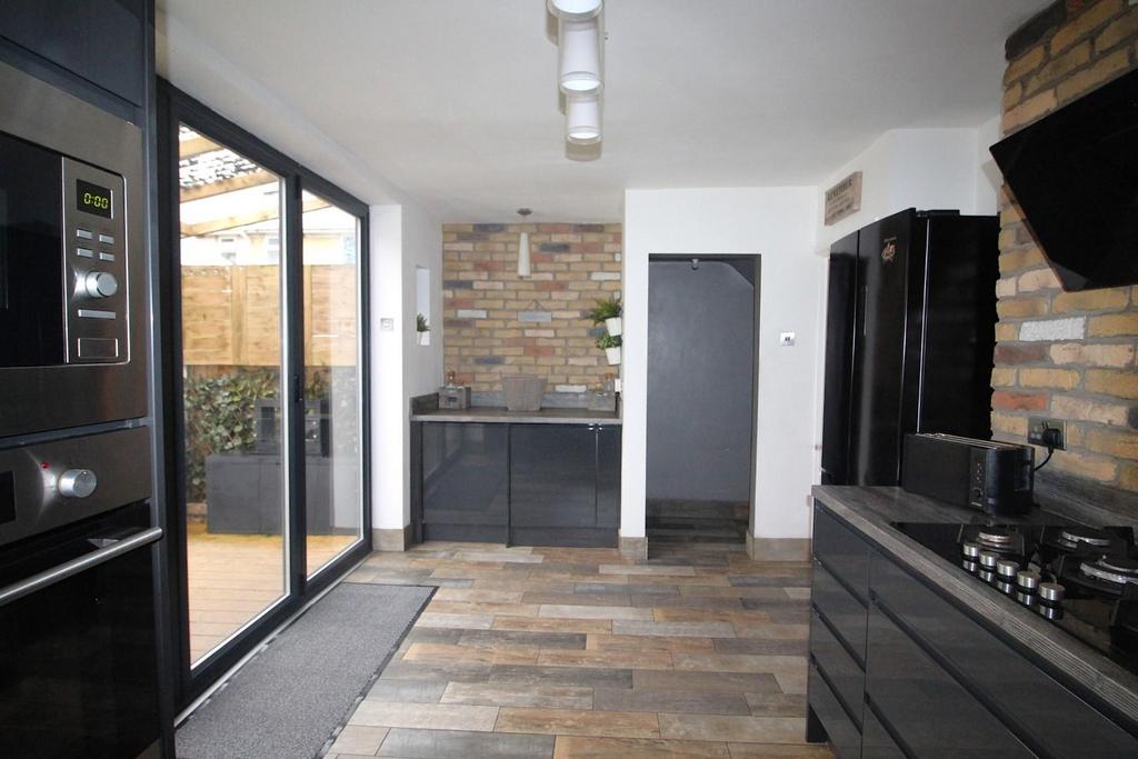 Kitchen 3.jpg