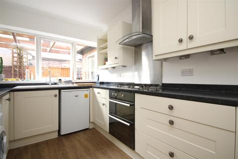 3 bedroom semi-detached house to rent, Woodlands Road, Guildford