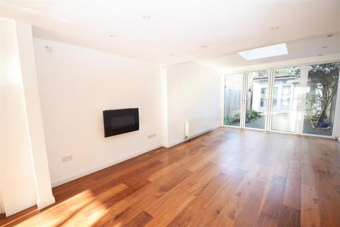 4 bedroom terraced house to rent, Fairlawns, East Twickenham