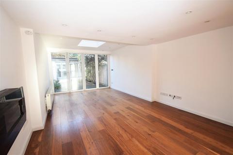 4 bedroom terraced house to rent, Fairlawns, East Twickenham