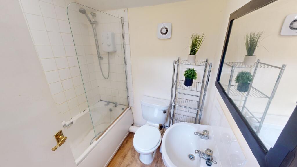 Bright and well-maintained bathroom suite featu...