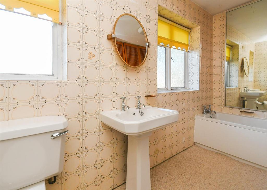 10 Farm Road - Bathroom.jpg