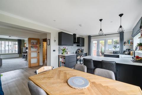 4 Stuart Way, Bridport, DT6 4AU