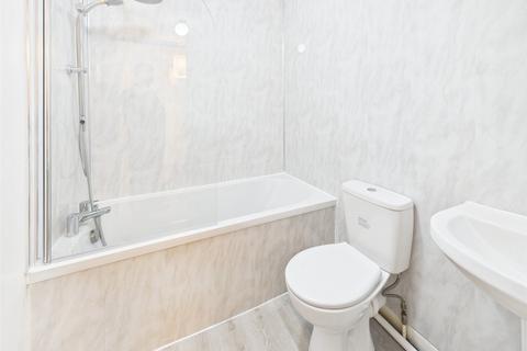 1 bedroom end of terrace house to rent, Meadway, Twickenham