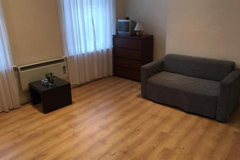 Studio to rent, High Street, Edgware, Middlesex, HA8