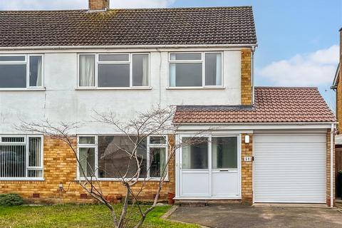 3 bedroom semi-detached house to rent, Foxes Way, Warwick