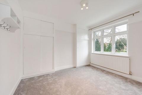 4 bedroom terraced house to rent, Brentmead Gardens, London NW10