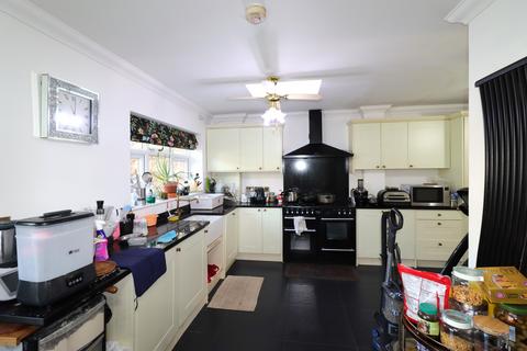 4 bedroom detached house to rent, Chelmsford Avenue, Romford RM5