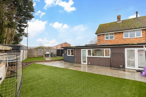 4 bedroom semi-detached house for sale, Woodside Crescent, Horley RH6