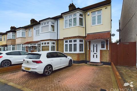 3 bedroom end of terrace house for sale, Strathmore Gardens, Hornchurch