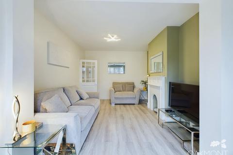 19 Strathmore Gardens, Hornchurch, RM12 4BG