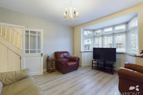 19 Strathmore Gardens, Hornchurch, RM12 4BG