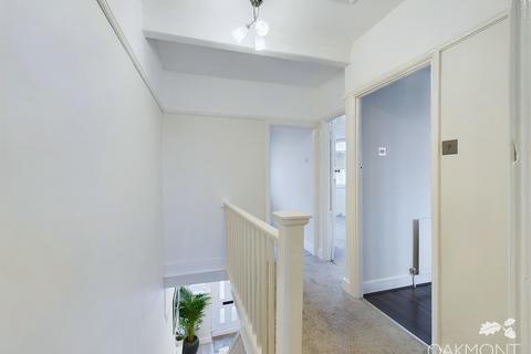 19 Strathmore Gardens, Hornchurch, RM12 4BG