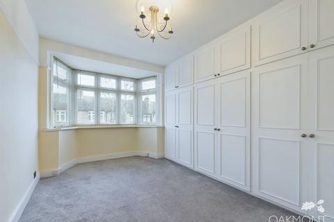 19 Strathmore Gardens, Hornchurch, RM12 4BG