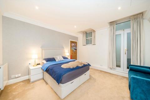 2 bedroom flat to rent, Farm Street, London W1J