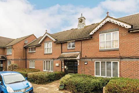 2 bedroom flat for sale, Chichester Close, Hampton TW12