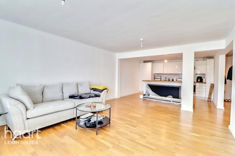 1 bedroom flat for sale, Cricketfield Grove, Leigh-On-Sea