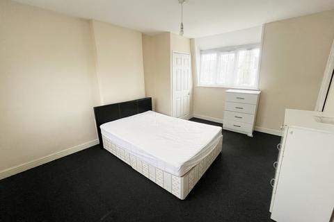 2 bedroom terraced house to rent, Elliman Avenue, Slough