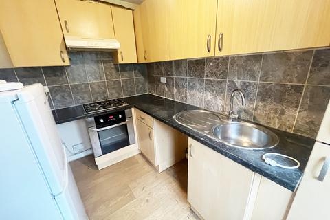 2 bedroom terraced house to rent, Elliman Avenue, Slough