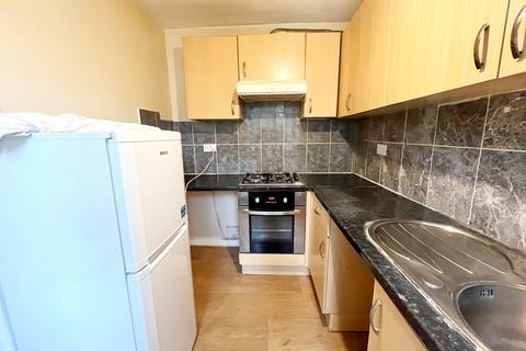 2 bedroom terraced house to rent, Elliman Avenue, Slough