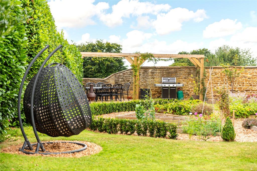 Garden/Seating Area