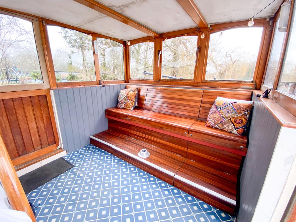 Wheel house bench seat