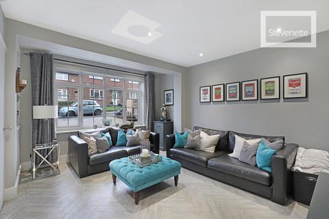 37 Honeycroft, Loughton, IG10 3PR