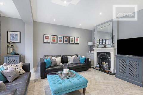 37 Honeycroft, Loughton, IG10 3PR