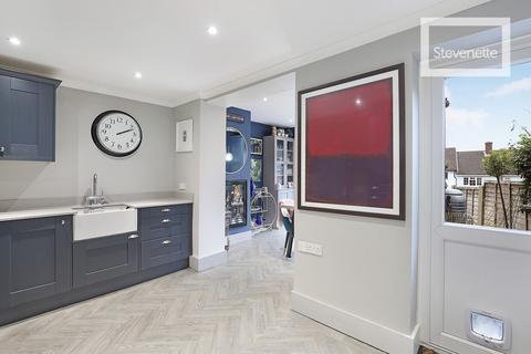 37 Honeycroft, Loughton, IG10 3PR