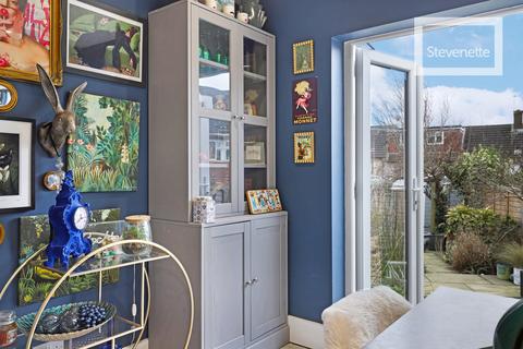 37 Honeycroft, Loughton, IG10 3PR