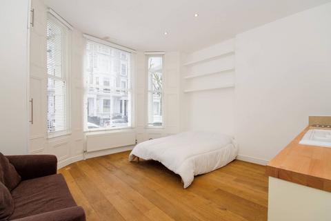 Studio to rent, Highstreet Kensington, High Street Kensington, London, W8