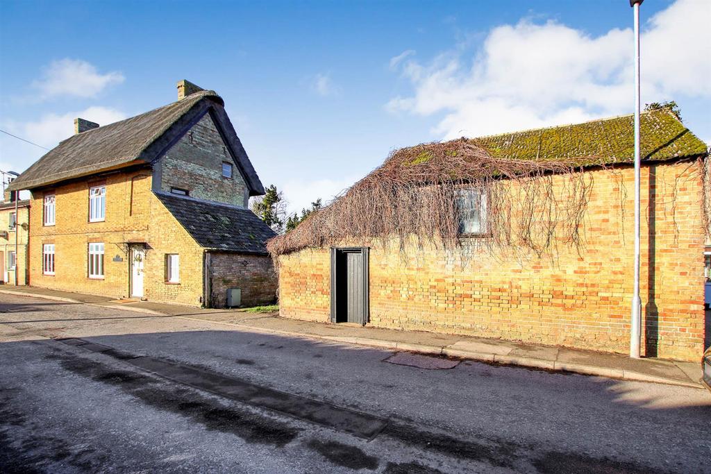 Front showing Barn 2.jpg