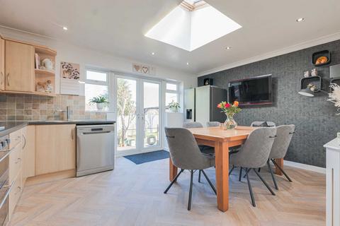 40 Adalia Crescent, Leigh-on-sea, SS9 3SN