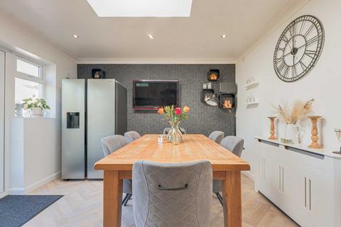 40 Adalia Crescent, Leigh-on-sea, SS9 3SN