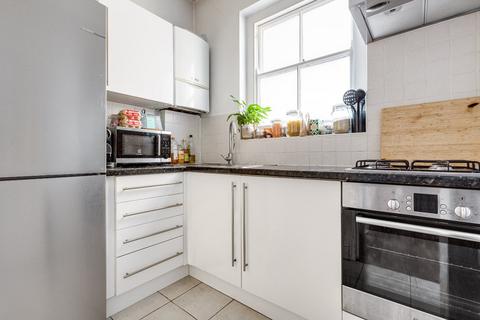 2 bedroom flat to rent, Old Devonshire Road, Balham, London