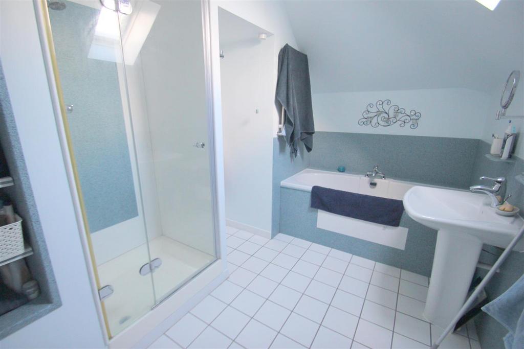 Ensuite (1) (1).JPG